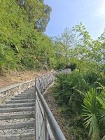 Treppen-Abstieg zum Kloster Santa Caterina del Sasso