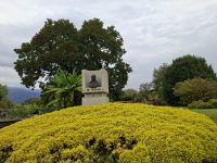 Verbania (Garten der Villa Taranto - Denkmal bzw. Büste für Captain Neil McEacharn)