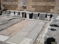 Ostia Latrinenanlage &ndash; &copy; Claudia Bernhardt (Eberhardt TRAVEL)