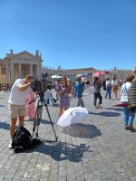 Fernsehinterview Petersplatz &ndash; &copy; Ute Solf (Eberhardt TRAVEL)