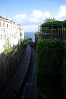 Sorrent (Straße hinunter zum Hafen) &ndash; &copy; Katrin Deutschbein (Eberhardt TRAVEL)