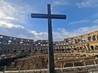 Rom (Kolosseum - großes christliches Kreuz, das an die christlichen Märtyrer erinnert, die dort ihr Leben verloren haben) &ndash; &copy; Katrin Deutschbein (Eberhardt TRAVEL)