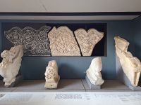 Rom (Kolosseum - antike Marmorfragmente) &ndash; &copy; Katrin Deutschbein (Eberhardt TRAVEL)