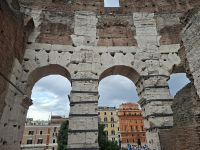 Rom (Blick durch die Arkadenbögen der antiken Ruinen des Kolosseums) &ndash; &copy; Katrin Deutschbein (Eberhardt TRAVEL)