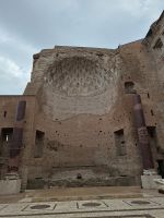 Rom (Forum Romanum - Apsis mit der charakteristischen kassettenförmigen Wölbung im Inneren der Cella des Tempels der Venus und der Roma) &ndash; &copy; Katrin Deutschbein (Eberhardt TRAVEL)