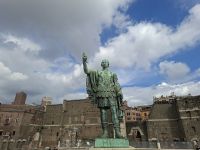 Rom (Bronzestatue von Julius Cäsar an der Via dei Fori Imperiali) &ndash; &copy; Katrin Deutschbein (Eberhardt TRAVEL)