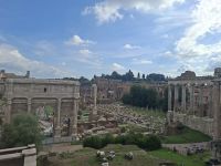 Rom (Blick über das antike Forum Romanum mit dem markanten Septimius-Severus-Bogen auf der linken Seite und den erhaltenen Säulen des Saturn-Tempels auf der rechten Seite) &ndash; &copy; Katrin Deutschbein (Eberhardt TRAVEL)