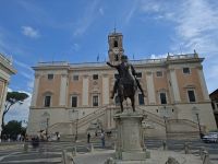 Rom (Kapitolsplatz auf dem Kapitolshügel mit dem Senatorenpalast im Hintergrund und der Reiterstatue von Kaiser Marc Aurel im Vordergrund) &ndash; &copy; Katrin Deutschbein (Eberhardt TRAVEL)