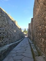 Pompeji (schmale, antike Pflasterstein-Gasse mit historischen Steinmauern und Gehwegen) &ndash; &copy; Katrin Deutschbein (Eberhardt TRAVEL)