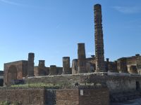 Pompeji (Ruinen des Jupitertempels bzw. Capitoliums am Nordende des antiken Forums) &ndash; &copy; Katrin Deutschbein (Eberhardt TRAVEL)