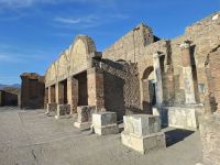 Pompeji (Ruinen des Macellums, der antiken Lebensmittel-Markthalle in der nordöstlichen Ecke des Forums) &ndash; &copy; Katrin Deutschbein (Eberhardt TRAVEL)
