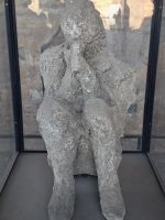 Pompeji (historischer Gipsabguss eines Opfers des Vulkanausbruchs aus dem Jahr 79 n. Chr.) &ndash; &copy; Katrin Deutschbein (Eberhardt TRAVEL)