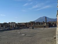 Pompeji (Forum mit dem Vesuv im Hintergrund) &ndash; &copy; Katrin Deutschbein (Eberhardt TRAVEL)