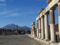 Pompeji (Forum mit dem Vesuv im Hintergrund) &ndash; &copy; Katrin Deutschbein (Eberhardt TRAVEL)