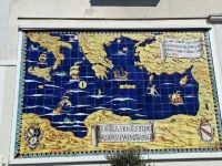 Amalfi (dekorative Keramiktafel mit einer historischen Karte des Mittelmeerraums an der Porta della Marina) &ndash; &copy; Katrin Deutschbein (Eberhardt TRAVEL)