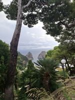 Capri-Zentrum (Blick auf die Faraglioni-Felsen)