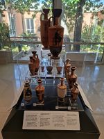 Archäologisches Museum Paestum (Vitrine mit antiken griechischen Lekythoi bzw. Ölgefäßen und Keramiken) &ndash; &copy; Katrin Deutschbein (Eberhardt TRAVEL)