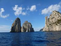 Schiffsrundfahrt Insel Capri (Faraglioni-Felsen) &ndash; &copy; Katrin Deutschbein (Eberhardt TRAVEL)