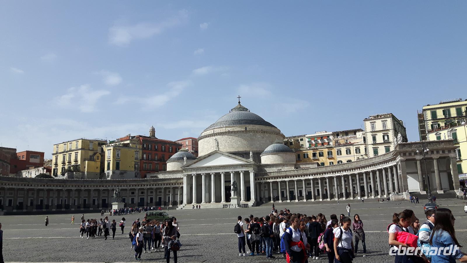 Neapel (Piazza del Plebiscito)  &ndash; &copy; Katrin Deutschbein (Eberhardt TRAVEL)