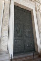Mitteleingangstor zum Petersdom &ndash; &copy; Philipp Schmitz (Eberhardt TRAVEL)