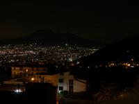 Blick von unserem Hotel Degli Ulivi zum Vesuv bei Nacht &ndash; &copy; Petra Sauer (Eberhardt TRAVEL)