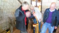 im Volkskundemuseum in Aggius beim Weinverkorken 