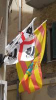 Im Vordergrund die Sardische Flagge &ndash; &copy; Heike Schlosser (Eberhardt TRAVEL)