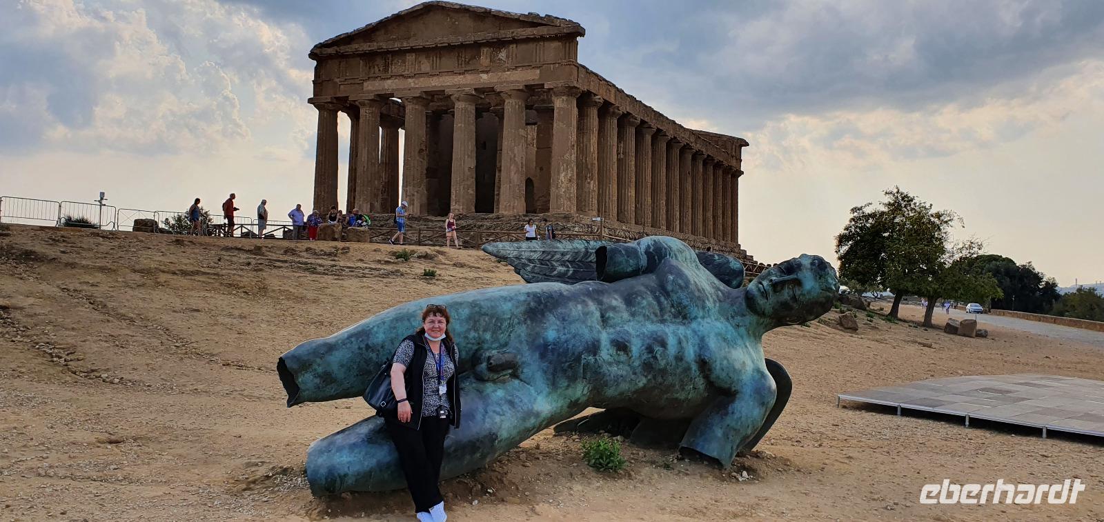 Ikarus vor dem Concordia Tempel in Agrigent &ndash; &copy; Marlies Thrum (Eberhardt TRAVEL)