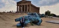 Ikarus vor dem Concordia Tempel in Agrigent &ndash; &copy; Marlies Thrum (Eberhardt TRAVEL)