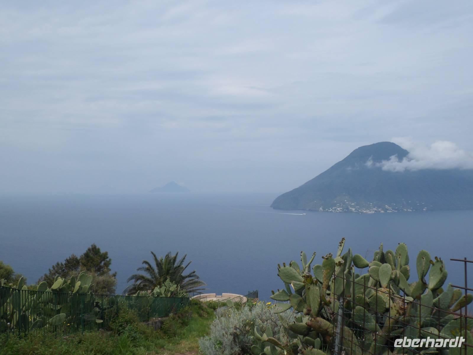 Blick auf Salina  und Filicuti &ndash; &copy; Barbara Werrmann (Eberhardt TRAVEL)