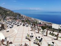 SIZEILIEN - Blick von unserem Hotel Olimpo auf die Terrasse und die Küste.jpg &ndash; &copy; Marieta Beck (Eberhardt TRAVEL)