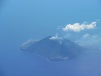 Stromboli vom Flieger.JPG &ndash; &copy; Marieta Beck (Eberhardt TRAVEL)