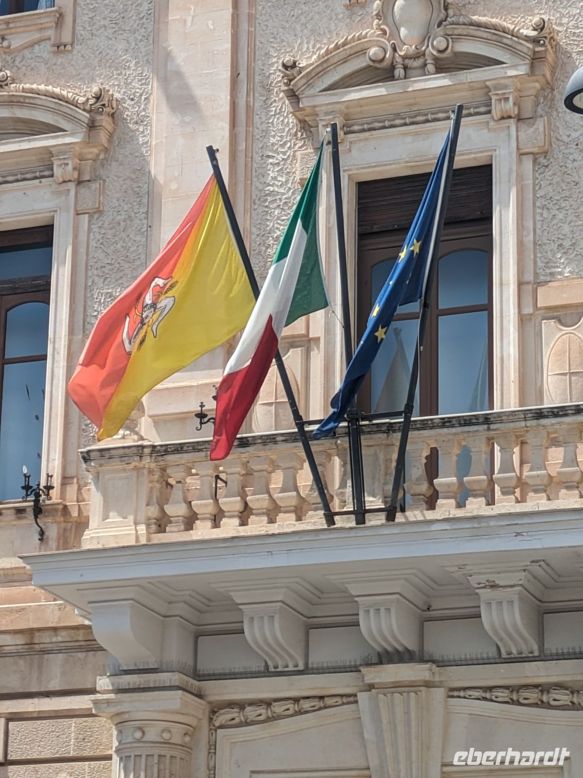 Flagge von Sizilien, Italien und EU &ndash; &copy; Günter Thomas Menzel (Eberhardt TRAVEL)