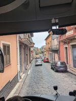 zum Ätna, enge Ortsdurchfahrten verlangen viel vom Busfahrer &ndash; &copy; Günter Thomas Menzel (Eberhardt TRAVEL)