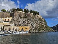 Insel Lipari- Einfahrt in den Hafen(19).jpg &ndash; &copy; Steffi Lambrecht (Eberhardt TRAVEL)