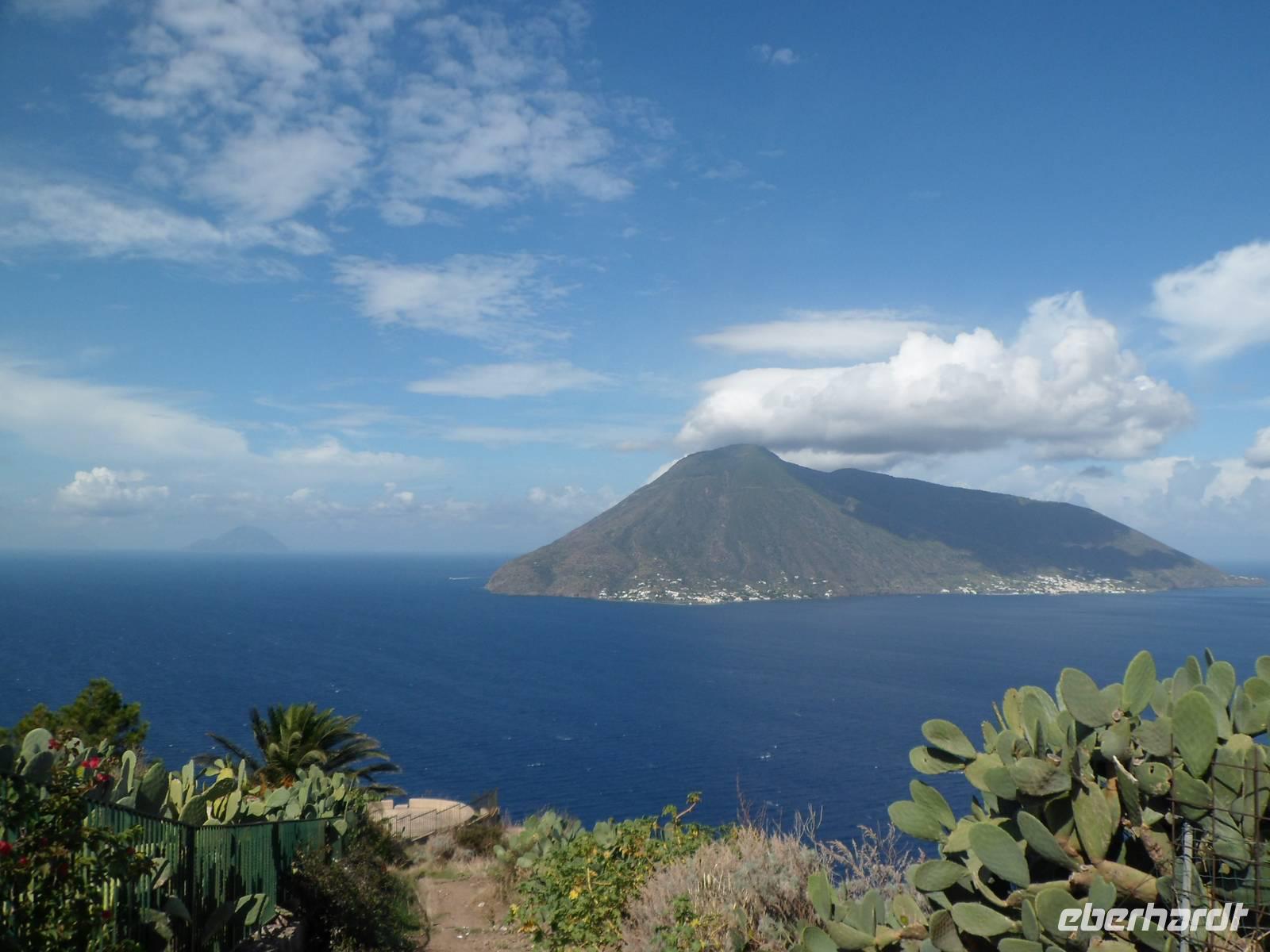 Äolische Inseln, Blick auf Salina &ndash; &copy; Barbara Werrmann (Eberhardt TRAVEL)