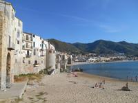 Strand in Cefalú &ndash; &copy; Katrin Deutschbein (Eberhardt TRAVEL)