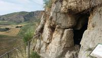 25.05.15: Eingang zu einer Grabkammer der Siculi &ndash; &copy; Bernhard Sieber (Eberhardt TRAVEL)