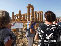  Renate zeigt uns den typischen Aufbau eines griechischen Tempels &ndash; &copy; Adelheid Fritzsche (Eberhardt TRAVEL)