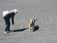 Schäferhund des Bergführers mit unserer Reiseleiterin Renate &ndash; &copy; Julian Bartsch (Eberhardt TRAVEL)