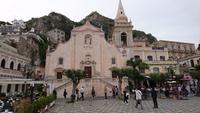 Taormina liegt bereits hoch, doch die Berge reichen noch weiter hinauf