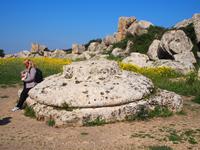 Überreste von Tempel G (Zeus-Tempel) mit Reiseleiterin zum Größenvergleich