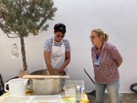 dann sehen wir bei Mozzarellazubereitung zu  &ndash; &copy; Mathias Schirmer (Eberhardt TRAVEL)