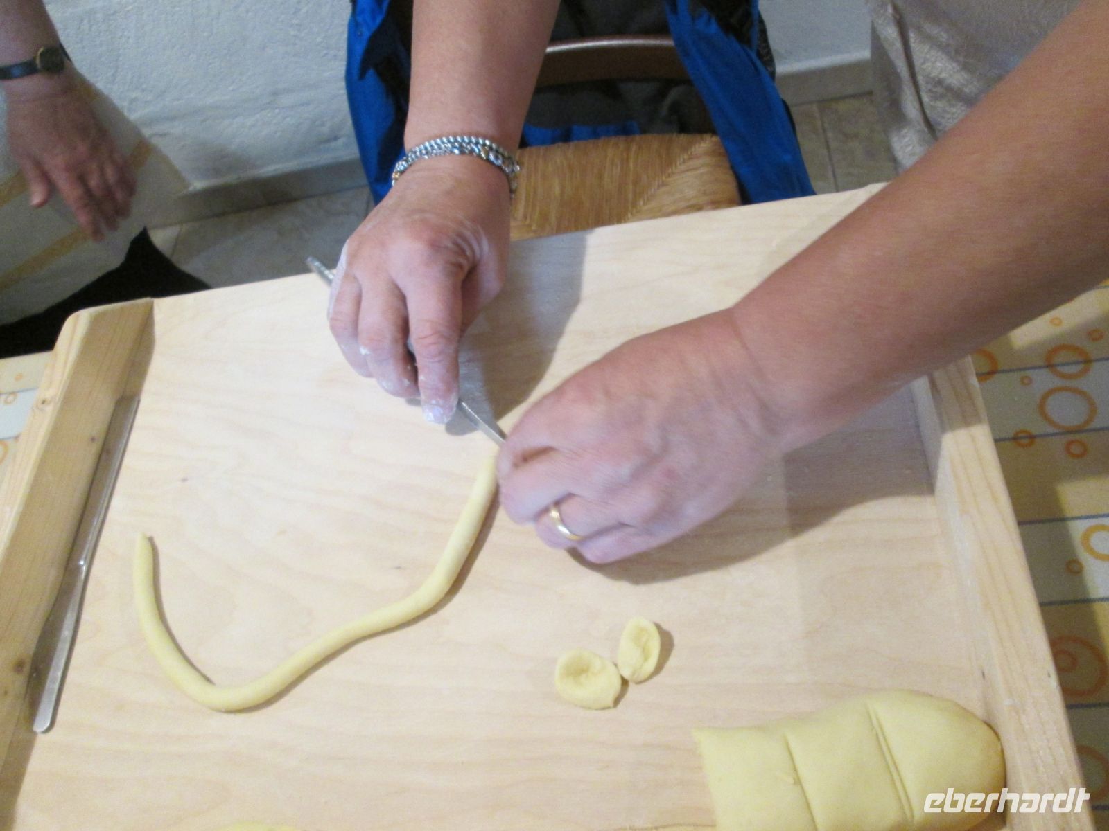 ...so wird es gemacht, die fachmännische Orecchiette-Herstellung  &ndash; &copy; Heike Heinen (Eberhardt TRAVEL)