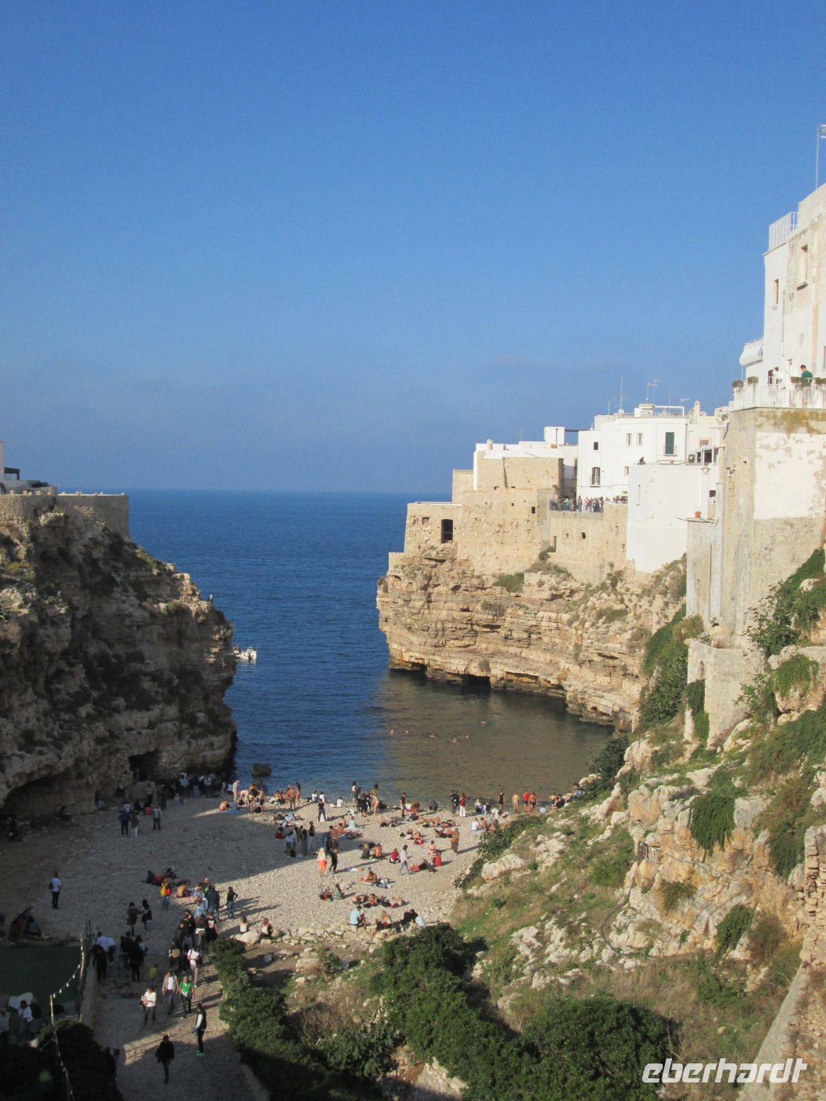 Poglinano a Mare: Klippen und deren Bebauung &ndash; &copy; Heike Heinen (Eberhardt TRAVEL)