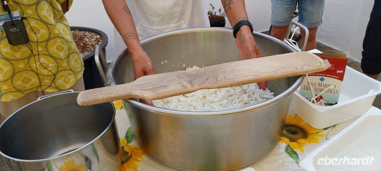 Mozzarella Herstellung Produkt Apulien Show @Anette Rietz &ndash; &copy; Anette Rietz (Eberhardt TRAVEL)