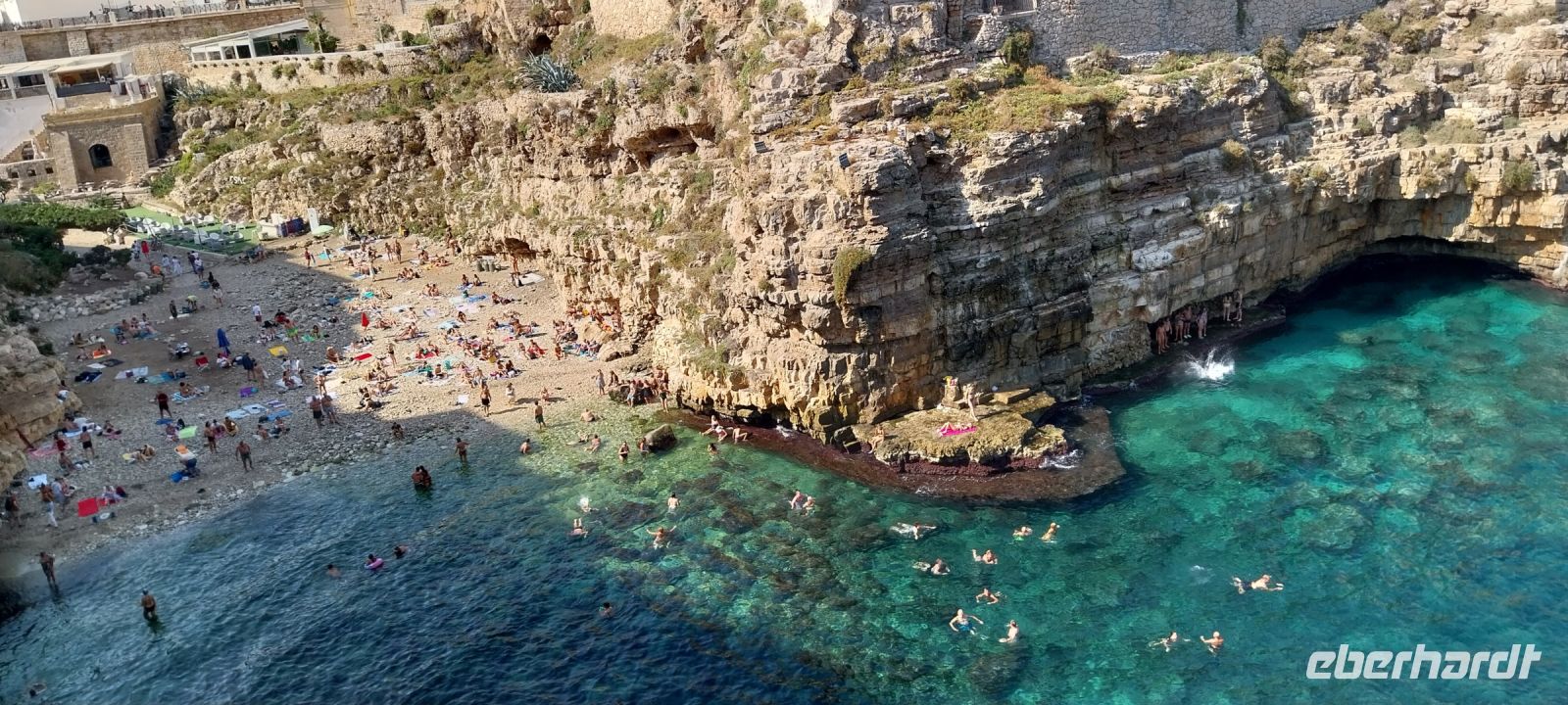 Bucht Polignano a Mare Apulien @Anette Rietz im September 2023 &ndash; &copy; Anette Rietz (Eberhardt TRAVEL)