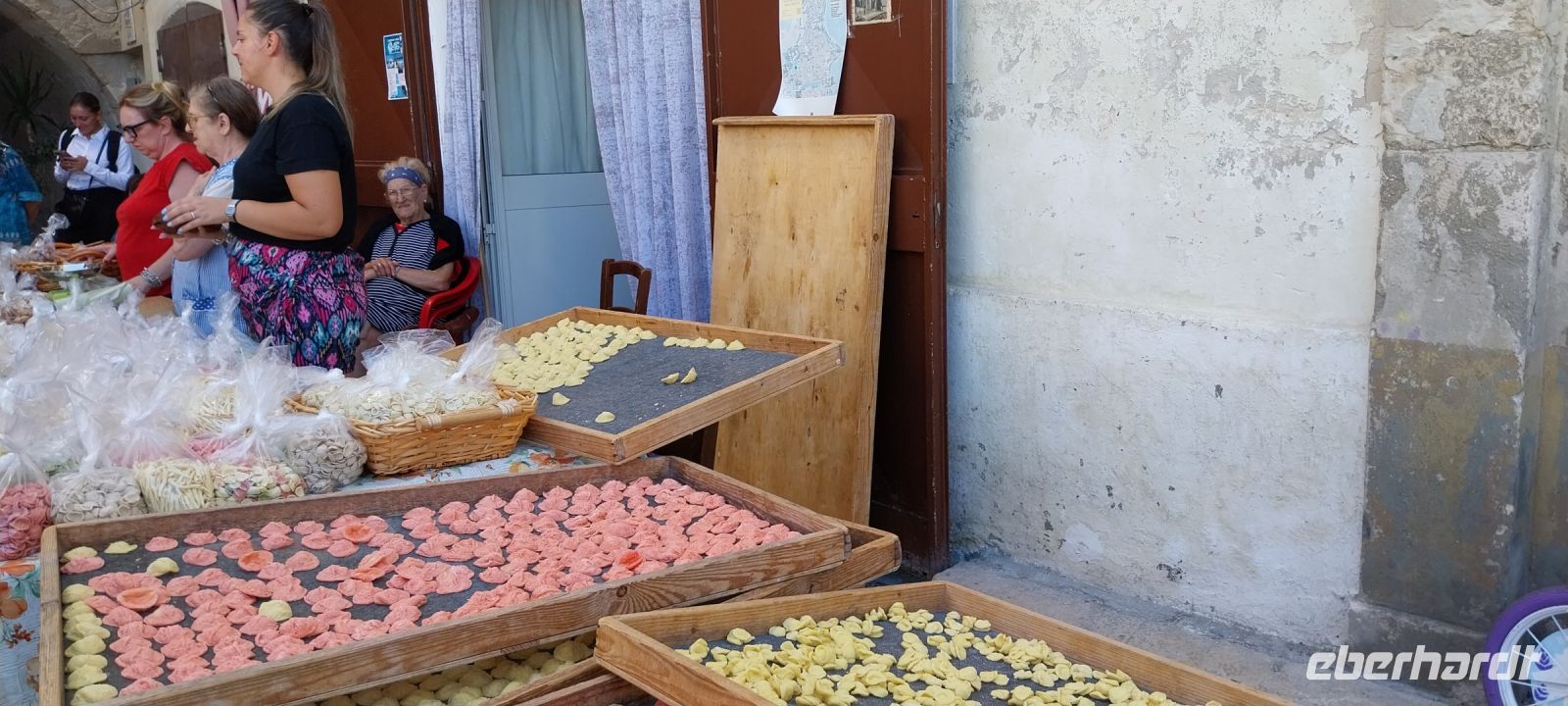 Orecchiette / Öhrchennudeln werden in der Gasse handgemacht &ndash; &copy; Anette Rietz (Eberhardt TRAVEL)