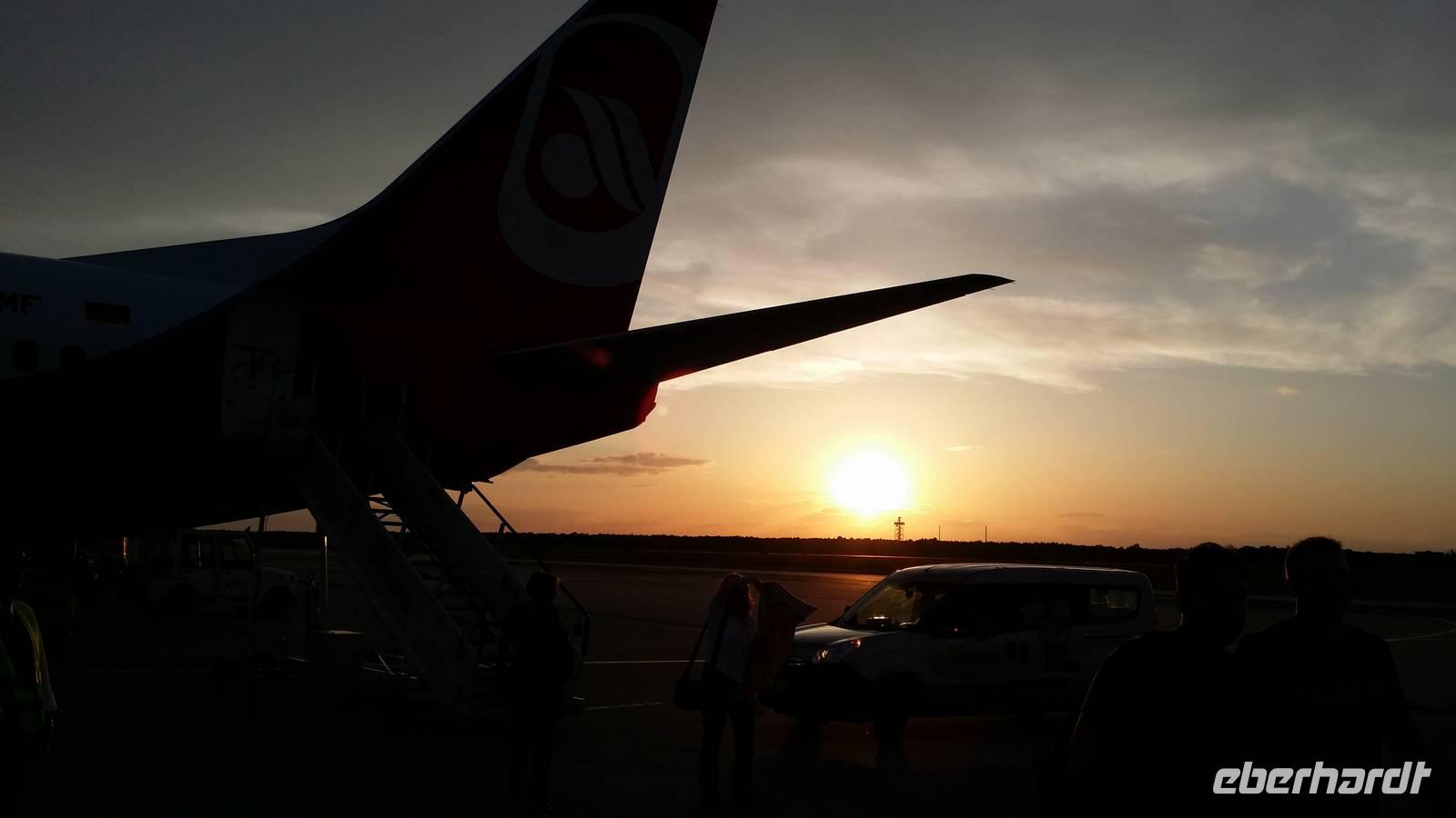 19.05.15: Rollfeld von Berlin-Tegel am Abend der Rückkunft &ndash; &copy; Bernhard Sieber (Eberhardt TRAVEL)