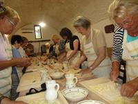 beim Herstellen von Nudeln  &ndash; &copy; Silvia Buske (Eberhardt TRAVEL)